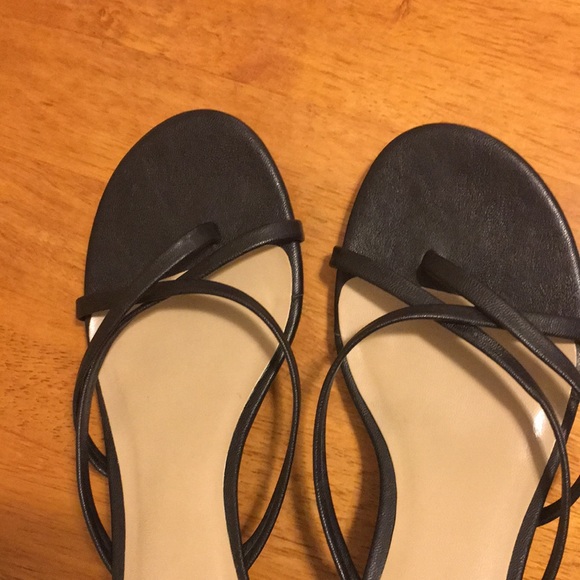 Cute Black Thong Sandal - Picture 2 of 8